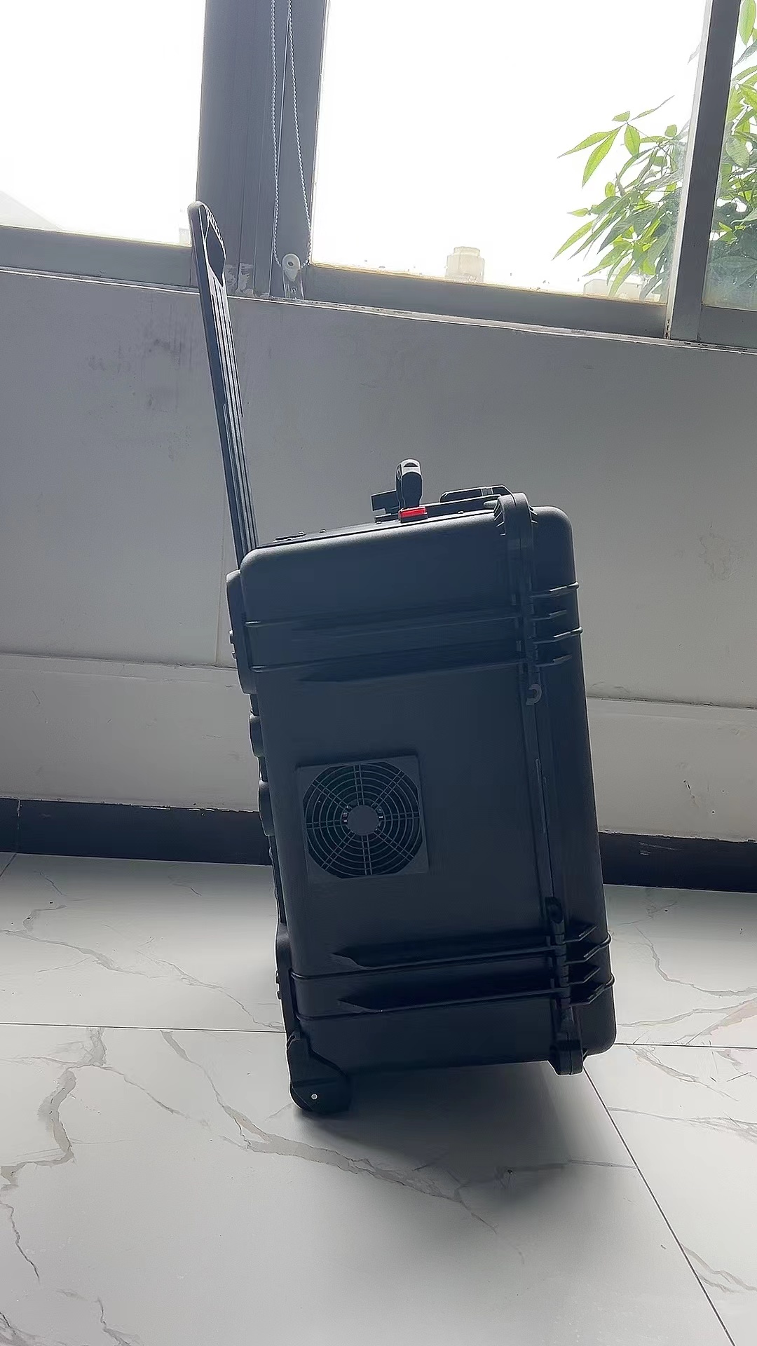 依兰手拉箱型移动通信干扰器